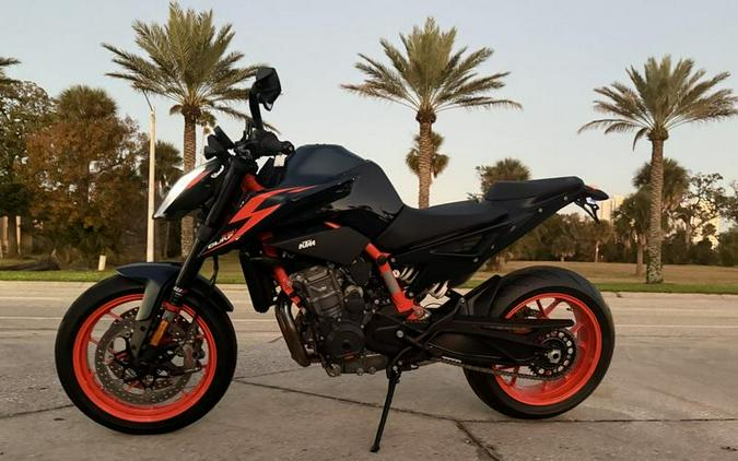 2023 KTM 890 Duke R