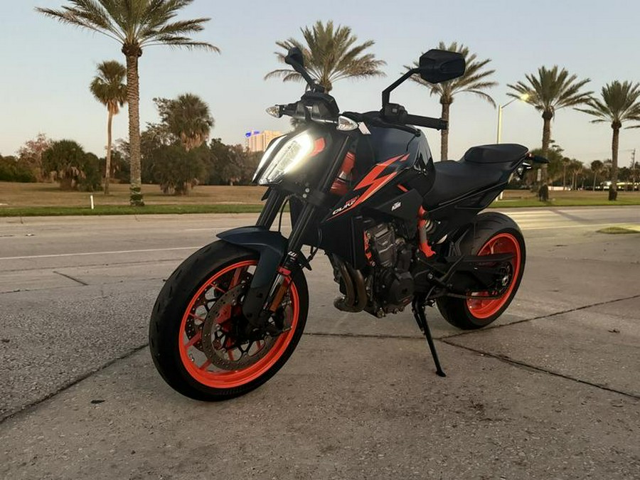 2023 KTM 890 Duke R