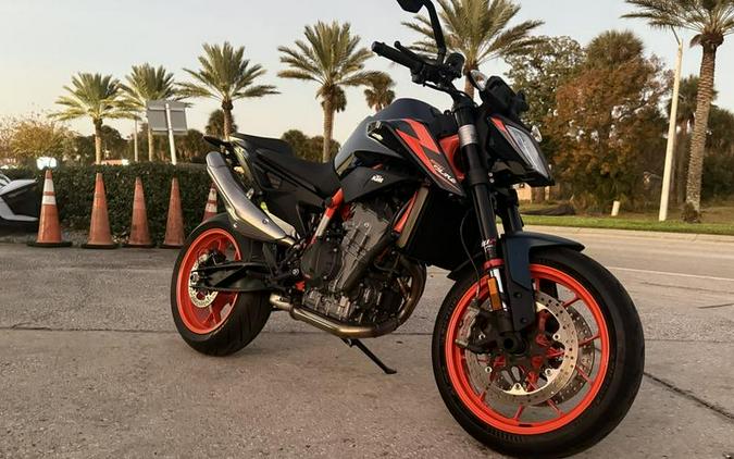 2023 KTM 890 Duke R