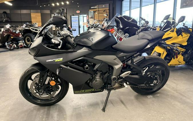 2025 Triumph Daytona 660 Snowdonia WhiteSapphire Black