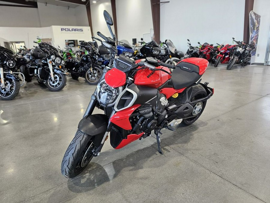 2023 Ducati Diavel V4 Ducati Red