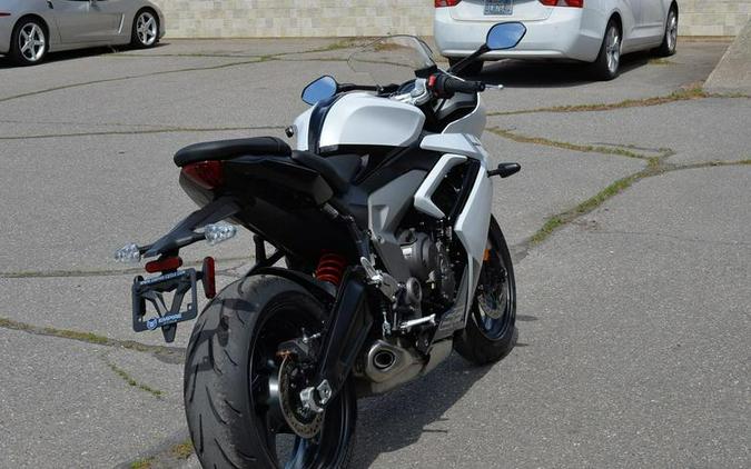 2025 Triumph Daytona 660 Snowdonia White/Sapphire Black