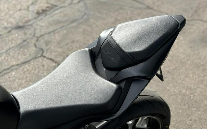 2024 Kawasaki Ninja® ZX™-6R Metallic Flat Spark Black/Ebony