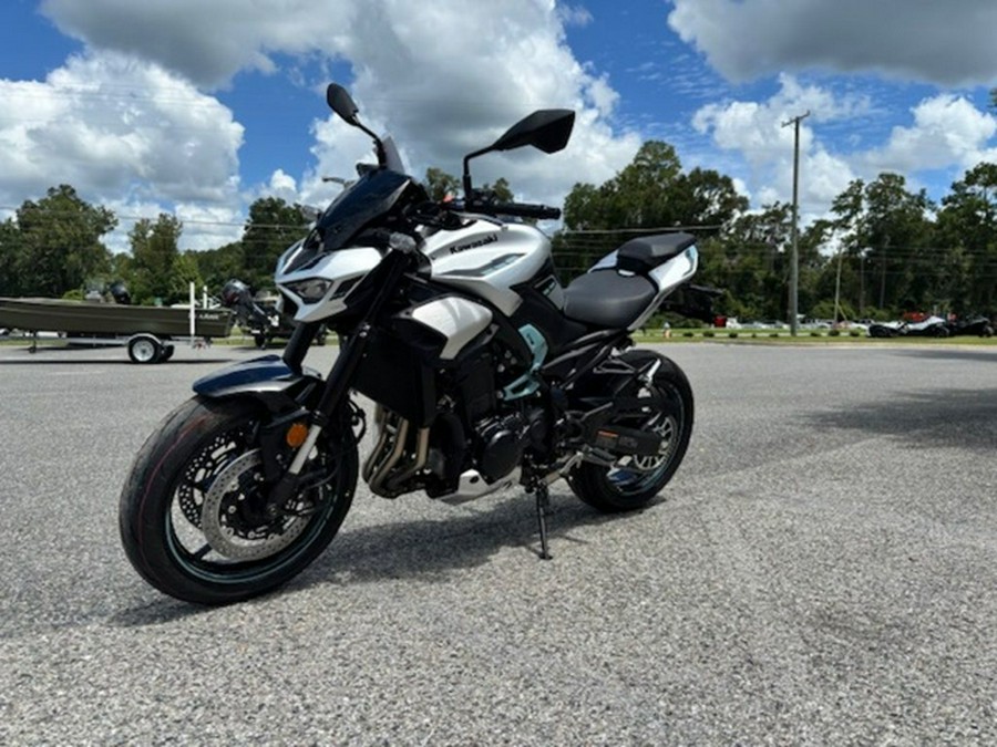 2025 Kawasaki Z900 ABS Galaxy Silver/Metallic Spark Black