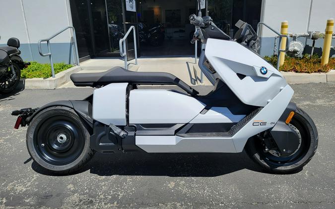 2023 BMW CE 04 Review [Urban Electric Commuter Scooter]