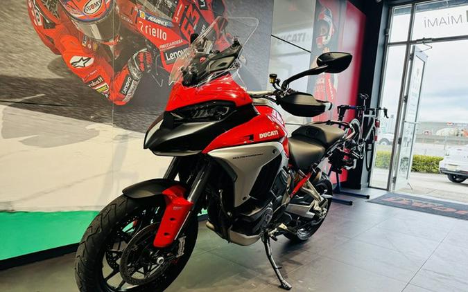 2022 Ducati Multistrada V4S Ducati Red / Alloy Wheels