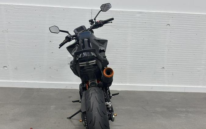 2022 KTM 890 Duke R