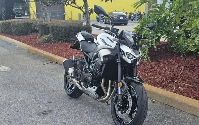 2025 Kawasaki Z900 ABS Galaxy Silver/Metallic Spark Black