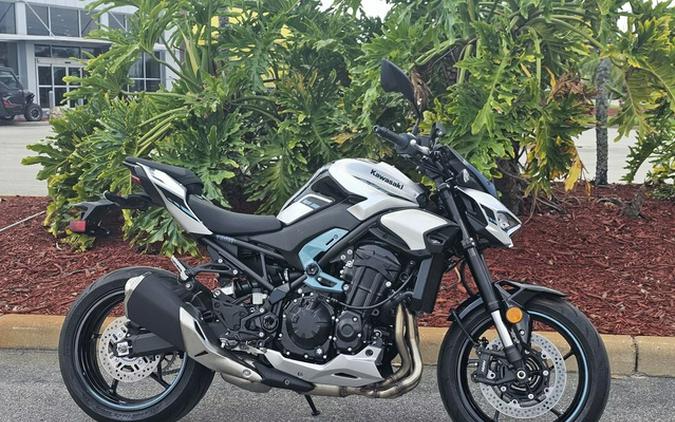 2025 Kawasaki Z900 ABS Galaxy Silver/Metallic Spark Black