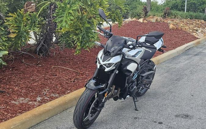 2025 Kawasaki Z900 ABS Galaxy Silver/Metallic Spark Black