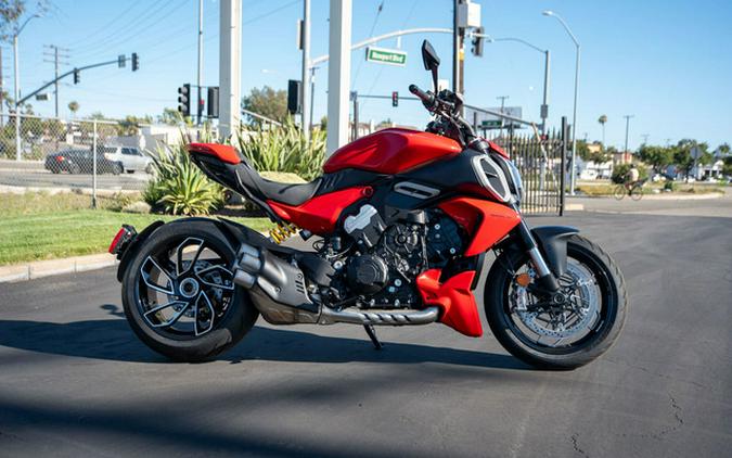 2025 Ducati Diavel V4 Ducati Red V4