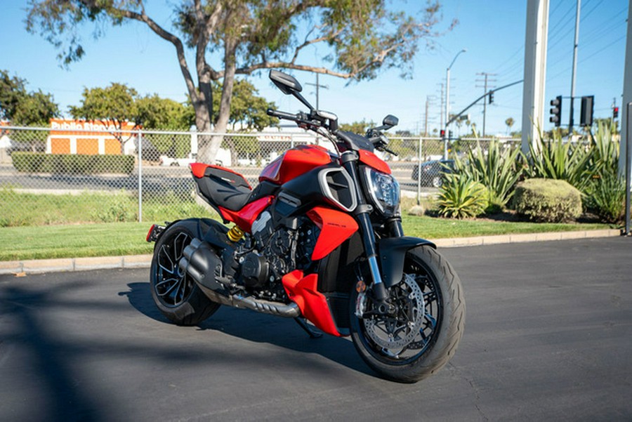 2025 Ducati Diavel V4 Ducati Red V4