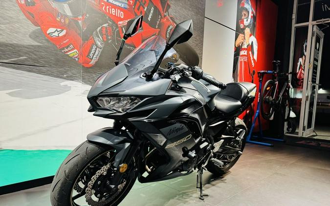 2024 Kawasaki Ninja® 650 ABS Metallic Matte Dark Gray/Metallic Spark Black