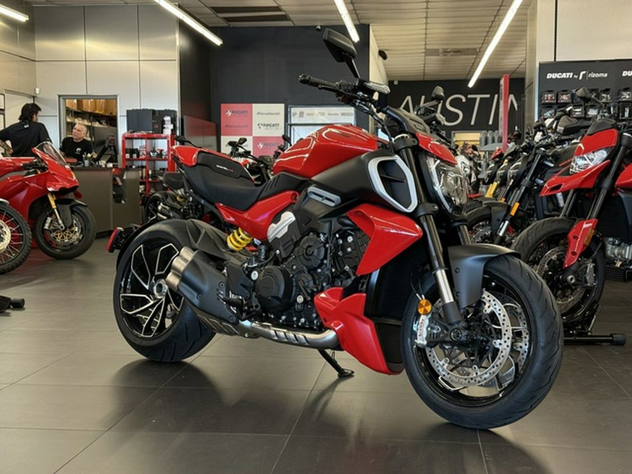 2025 Ducati Diavel V4 Ducati Red