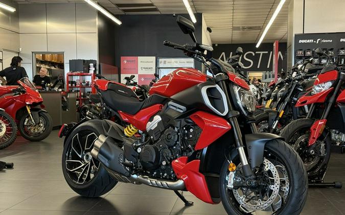 2025 Ducati Diavel V4 Ducati Red