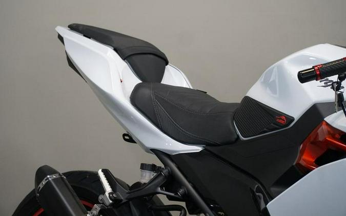 2023 Kawasaki Ninja® 400 Pearl Blizzard White/Metallic Carbon Gray