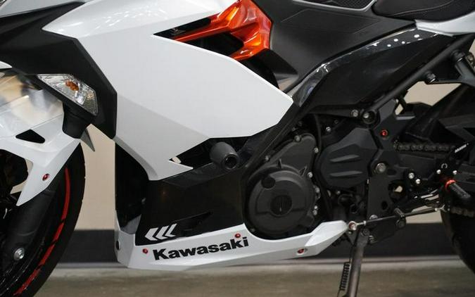 2023 Kawasaki Ninja® 400 Pearl Blizzard White/Metallic Carbon Gray
