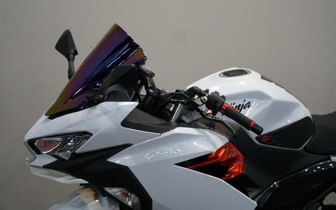 2023 Kawasaki Ninja® 400 Pearl Blizzard White/Metallic Carbon Gray