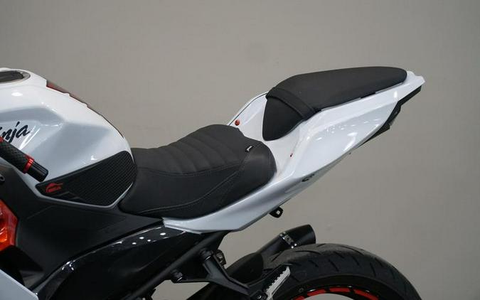 2023 Kawasaki Ninja® 400 Pearl Blizzard White/Metallic Carbon Gray