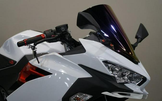 2023 Kawasaki Ninja® 400 Pearl Blizzard White/Metallic Carbon Gray