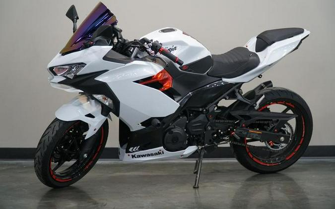 2023 Kawasaki Ninja® 400 Pearl Blizzard White/Metallic Carbon Gray
