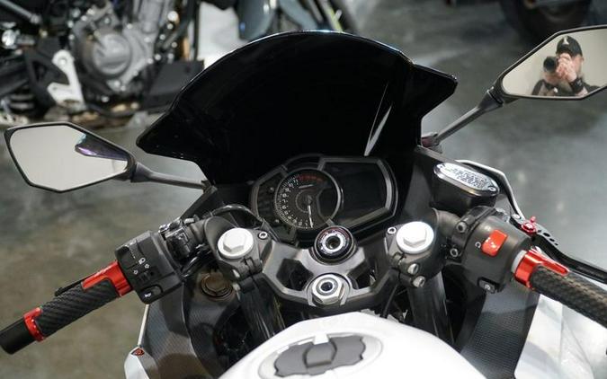 2023 Kawasaki Ninja® 400 Pearl Blizzard White/Metallic Carbon Gray