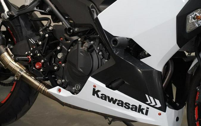 2023 Kawasaki Ninja® 400 Pearl Blizzard White/Metallic Carbon Gray