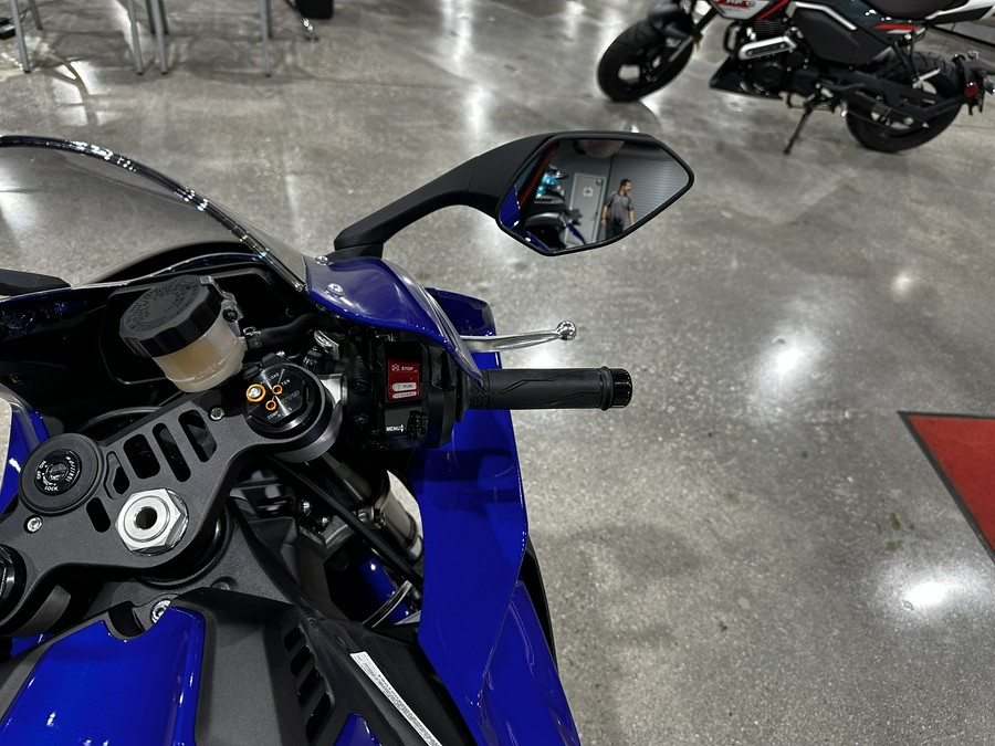 2024 YAMAHA YZF-R1