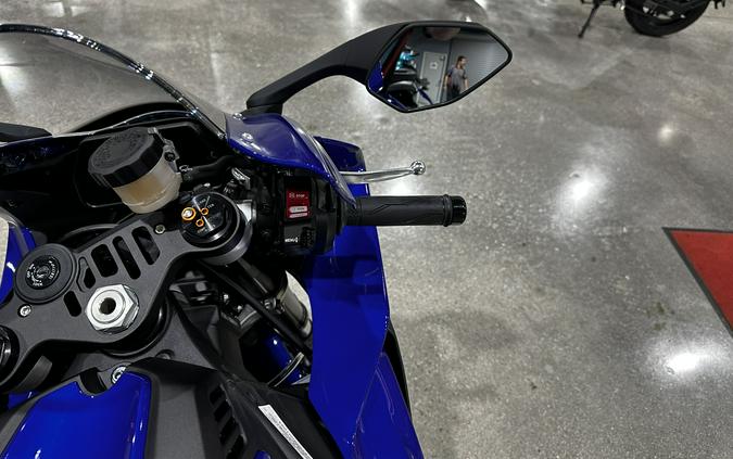 2024 YAMAHA YZF-R1