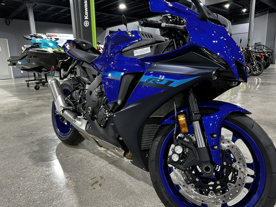 2024 YAMAHA YZF-R1