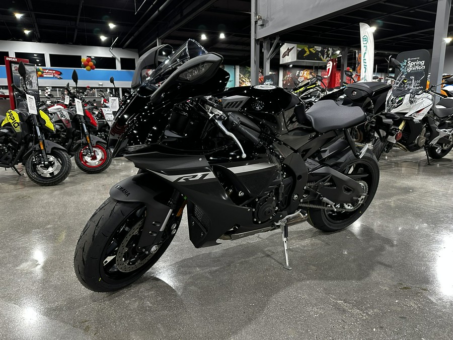 2024 YAMAHA YZF-R1