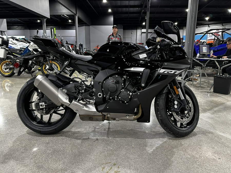 2024 YAMAHA YZF-R1