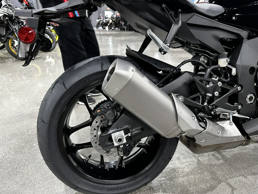 2024 YAMAHA YZF-R1