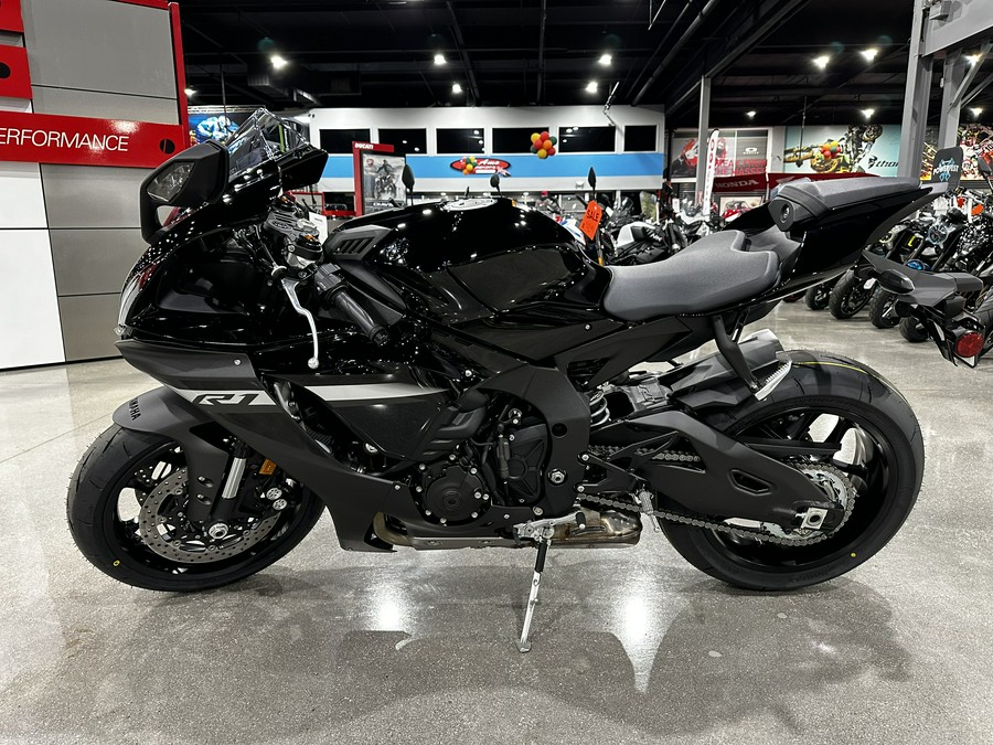 2024 YAMAHA YZF-R1