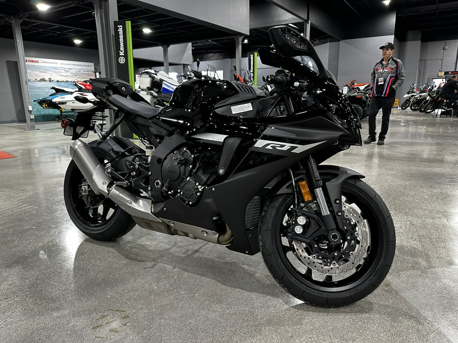 2024 YAMAHA YZF-R1