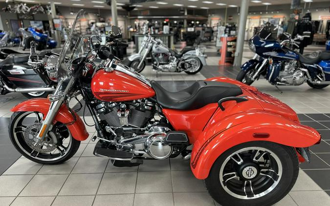 2017 Harley-Davidson® Freewheeler® Custom Colour Laguna Orange