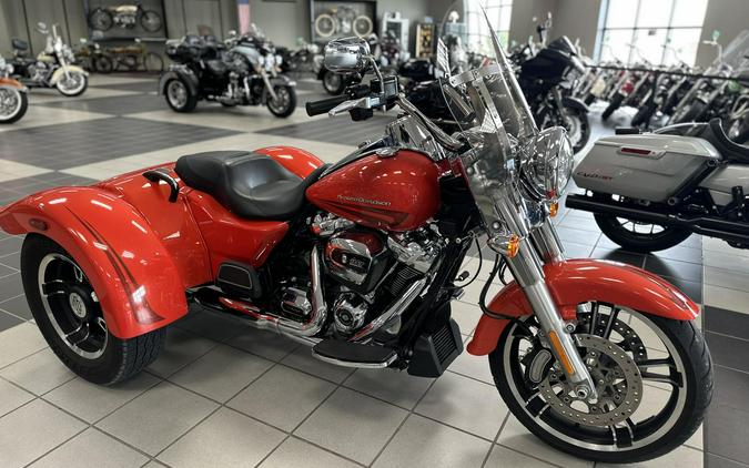 2017 Harley-Davidson® Freewheeler® Custom Colour Laguna Orange