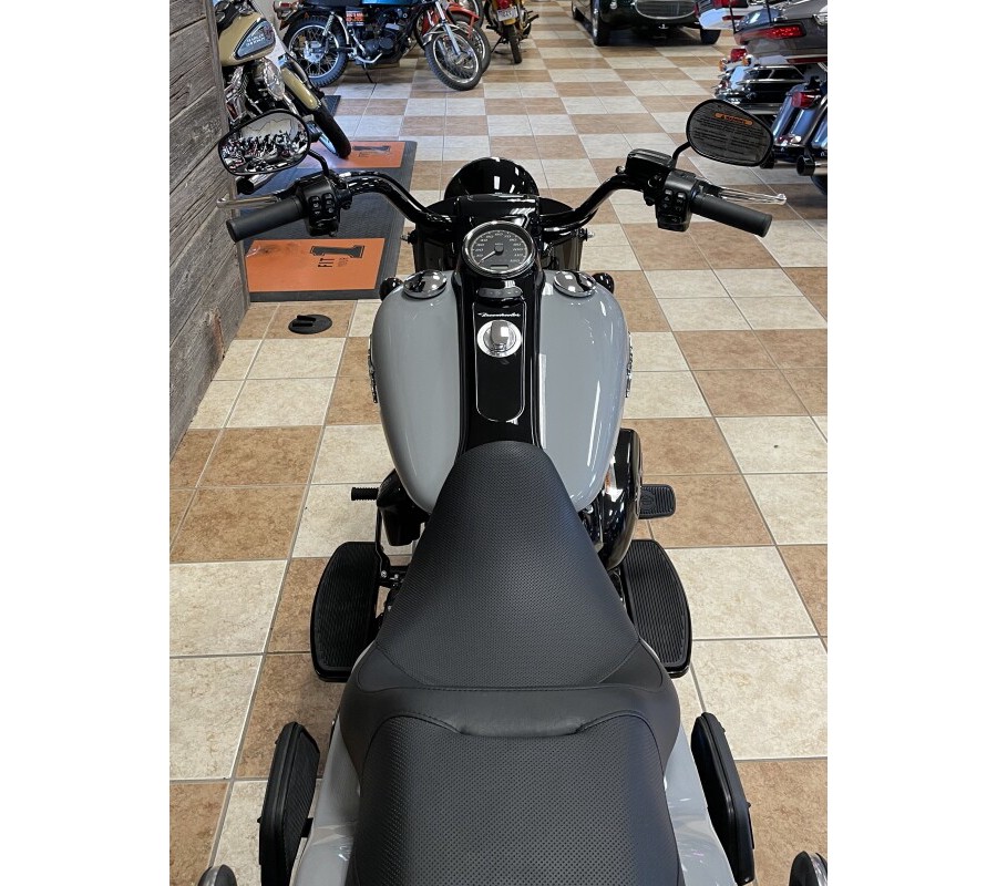 2024 Harley-Davidson Freewheeler Billiard Gray - Black Finish