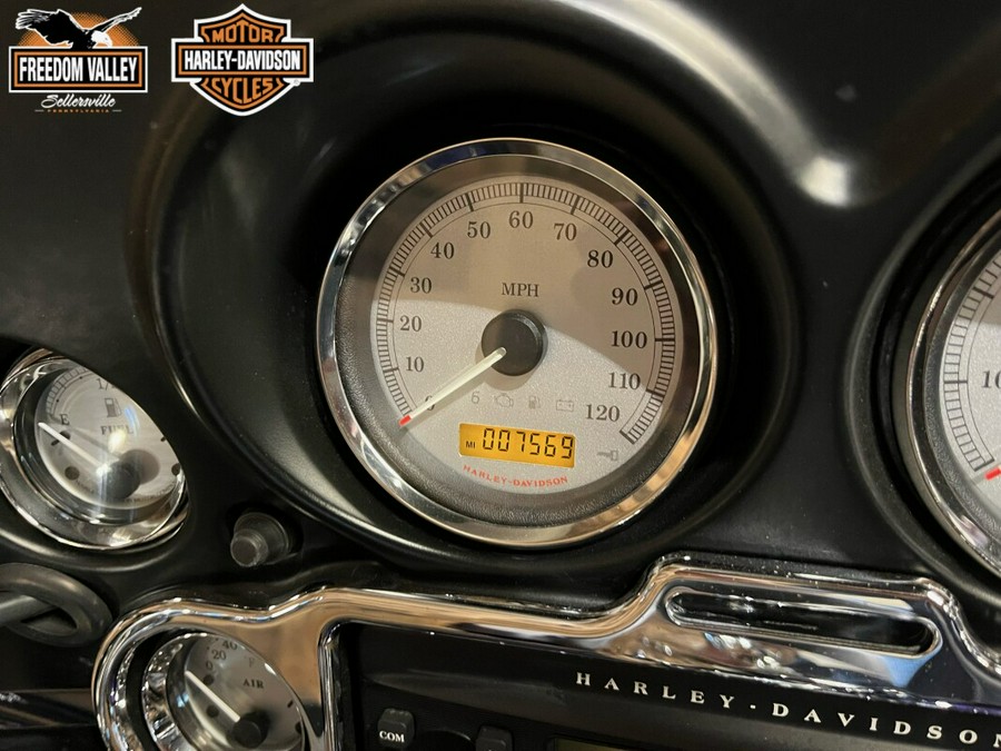 2009 Harley-Davidson® Street Glide® Big Purple Flake / Brilliant Silver FLHX