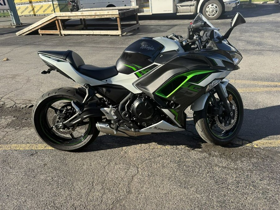 2022 Kawasaki Ninja® 650 ABS Pearl Robotic White/Metallic Carbon Gray