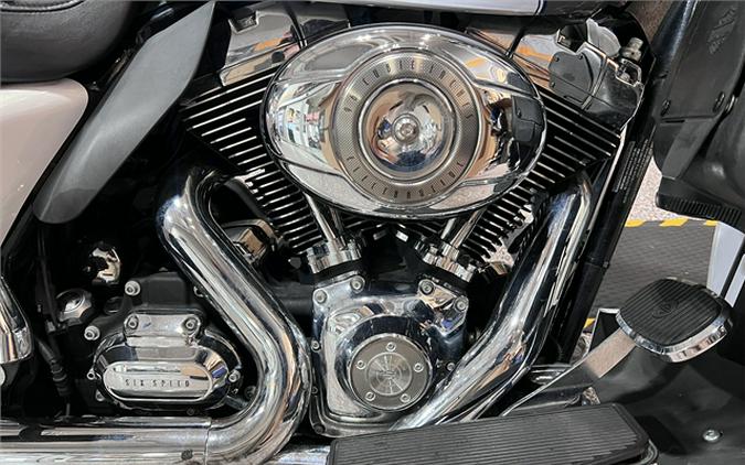 2009 Harley-Davidson Ultra Classic Electra Glide FLHTCU 81,624 Miles White Gold Pearl / Pewter Pearl