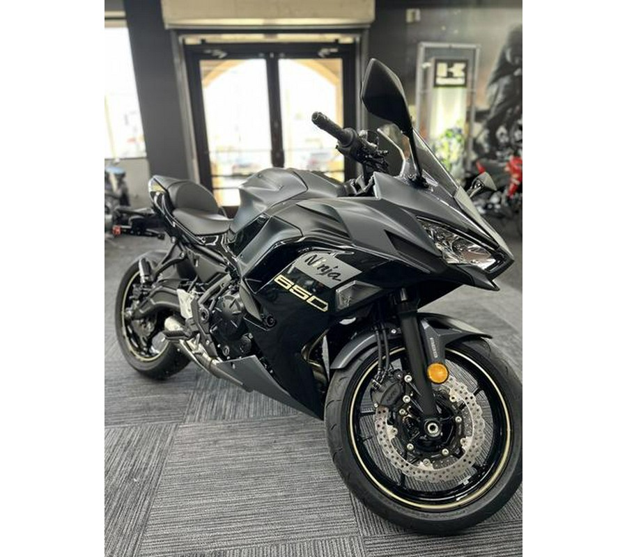 2024 Kawasaki Ninja® 650 Metallic Matte Dark Gray/Metallic Spark Black