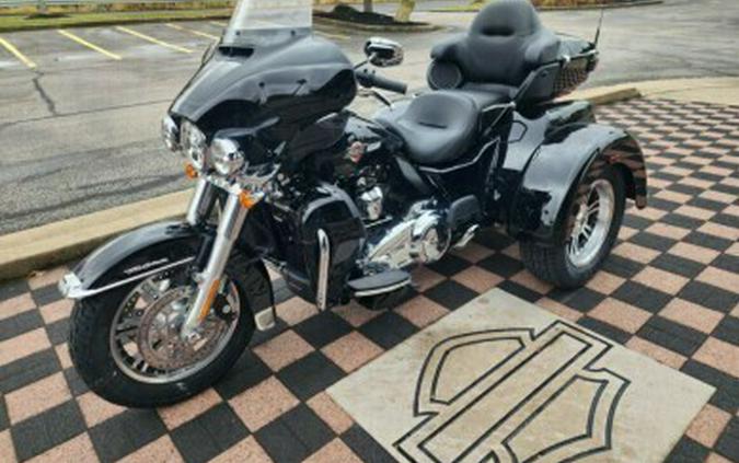 2024 Harley-Davidson Tri Glide Ultra FLHTCUTG VIVID BLACK W/ PINSTRIP