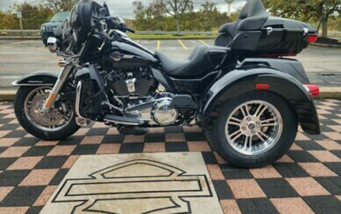 2024 Harley-Davidson Tri Glide Ultra FLHTCUTG VIVID BLACK W/ PINSTRIP