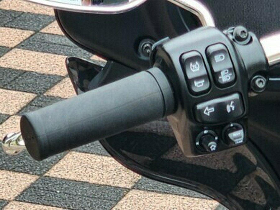 2024 Harley-Davidson Tri Glide Ultra FLHTCUTG VIVID BLACK W/ PINSTRIP