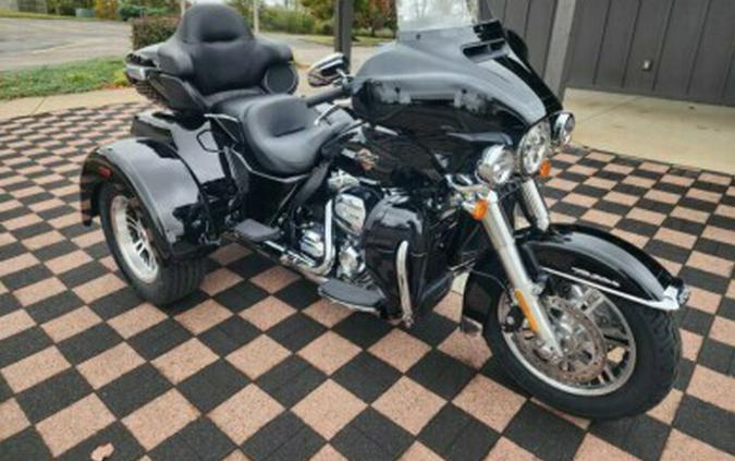 2024 Harley-Davidson Tri Glide Ultra FLHTCUTG VIVID BLACK W/ PINSTRIP