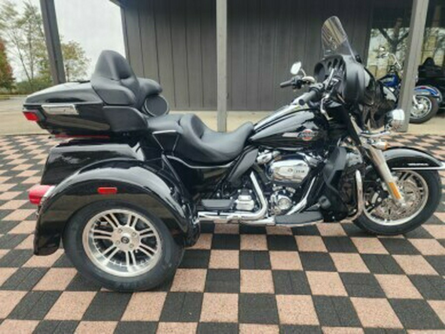 2024 HarleyDavidson Tri Glide Ultra FLHTCUTG VIVID BLACK W/ PINSTRIP