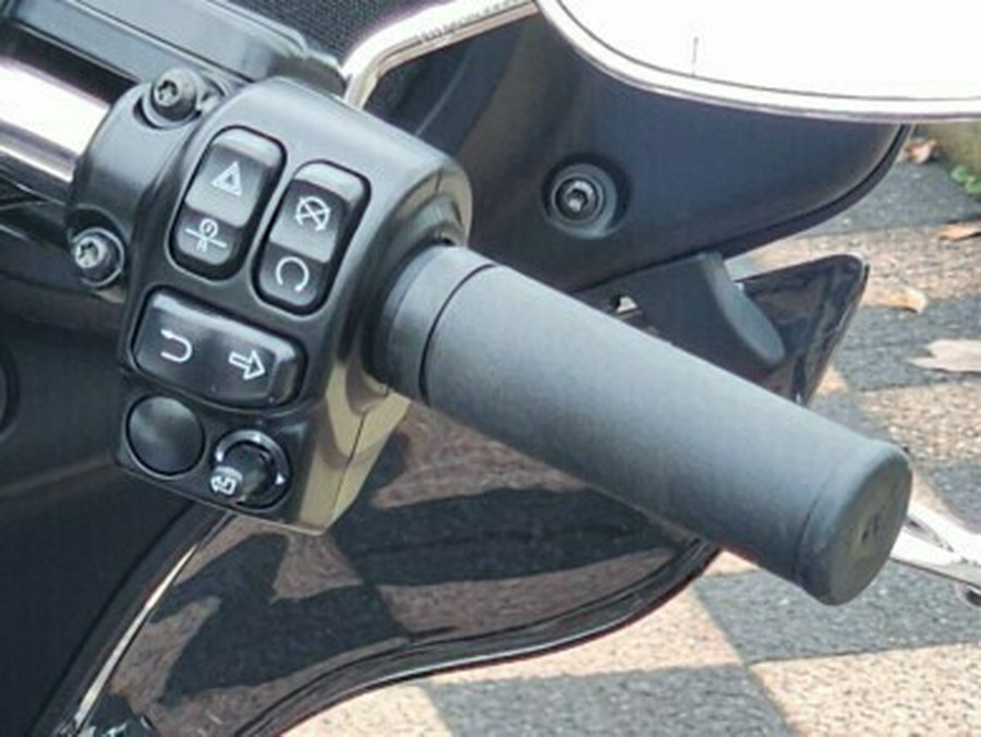 2024 Harley-Davidson Tri Glide Ultra FLHTCUTG VIVID BLACK W/ PINSTRIP