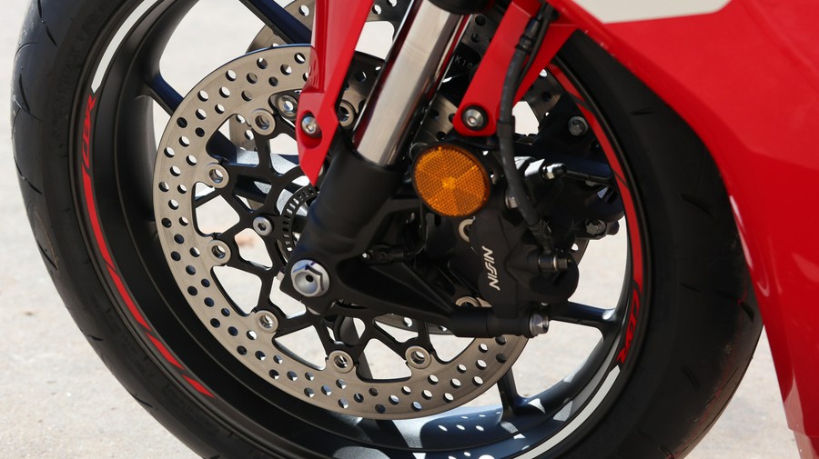 2026 HONDA CBR650R E-CLUTCH