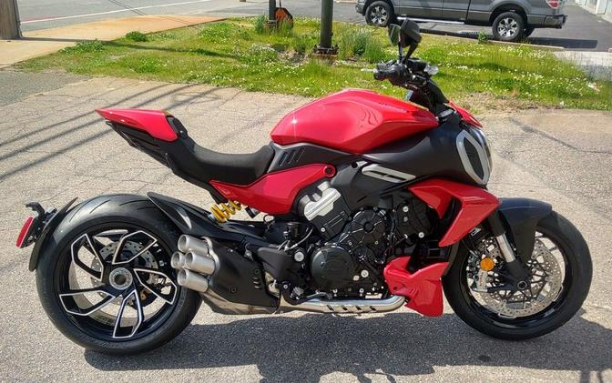 2024 Ducati Diavel V4 Red